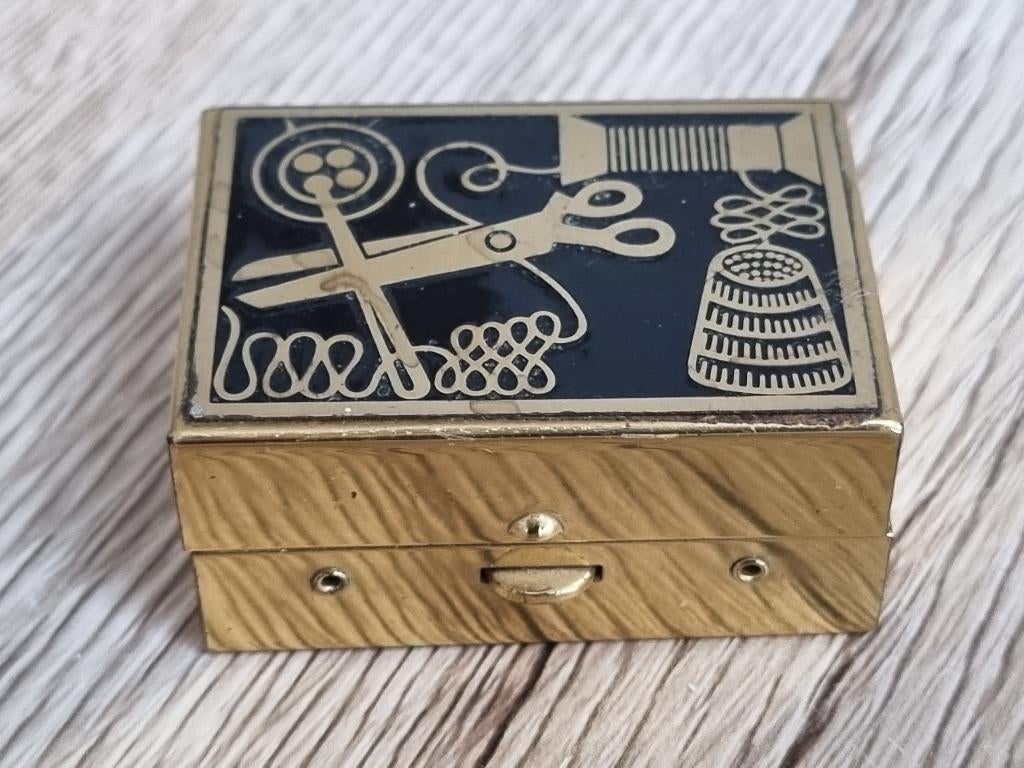 Vintage Messing Metalen Naai Doosje  gevuld met spulletjes., Verzenden, Gebruikt, Overige typen
