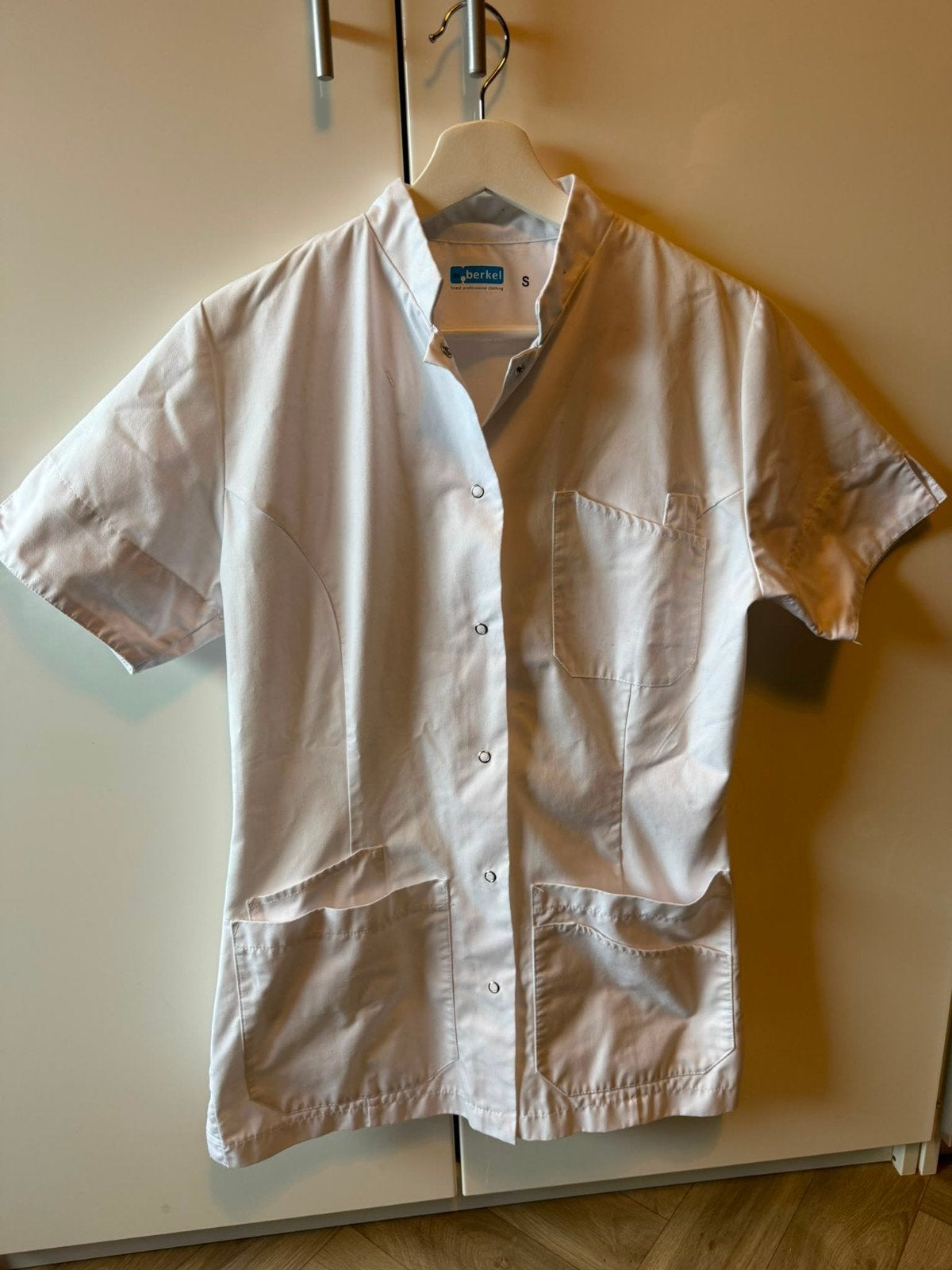 Witte zorgjas van De Berkel, maat S, Kleding | Dames, De Berkel, Ophalen of Verzenden, Gedragen