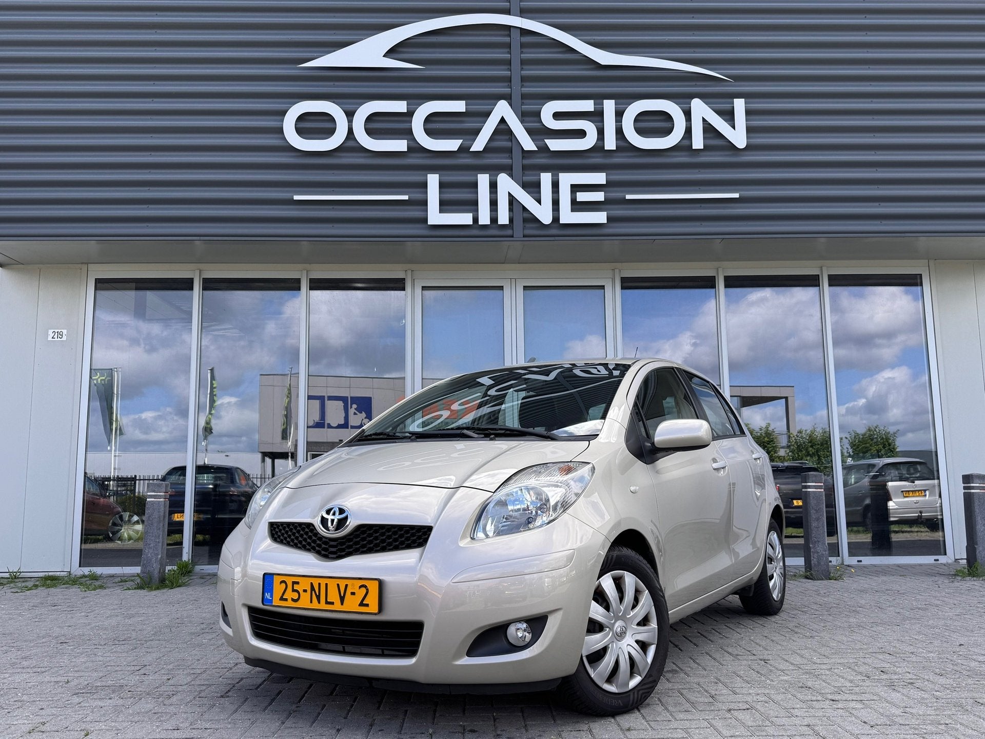 Toyota Yaris 1.3 VVTi Aspiration | Automaat | Flippers | Tre, 750 kg, 4 cilinders, Beige, Bedrijf
