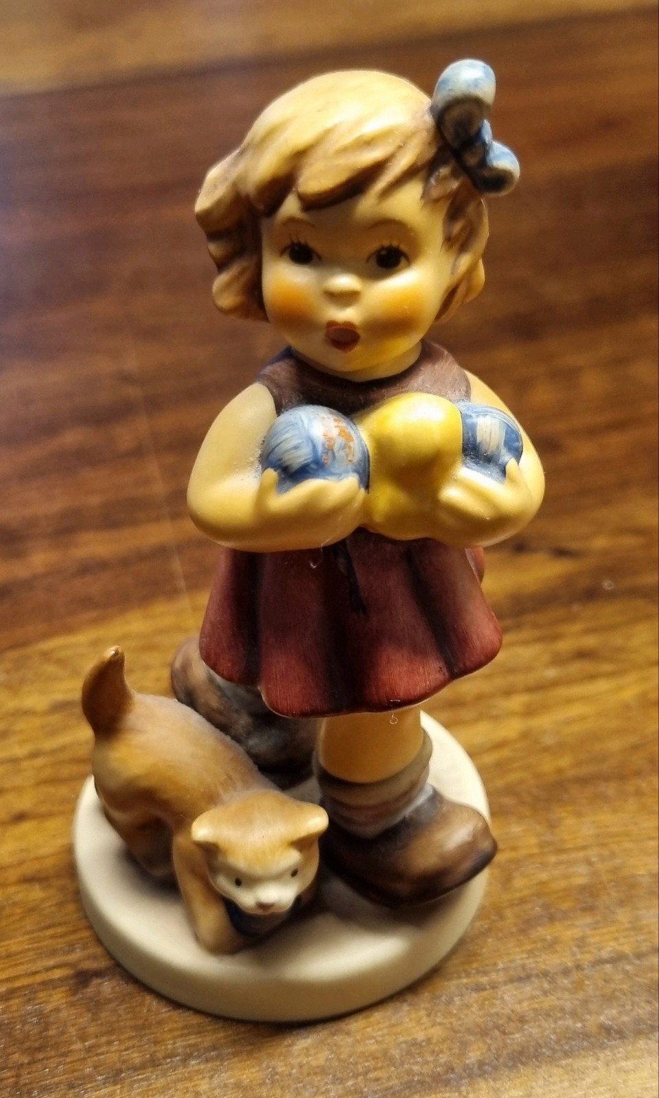 Hummel beeldje: Meisje met Kat - Limited Edition, Ophalen of Verzenden, Zo goed als nieuw, Hummel