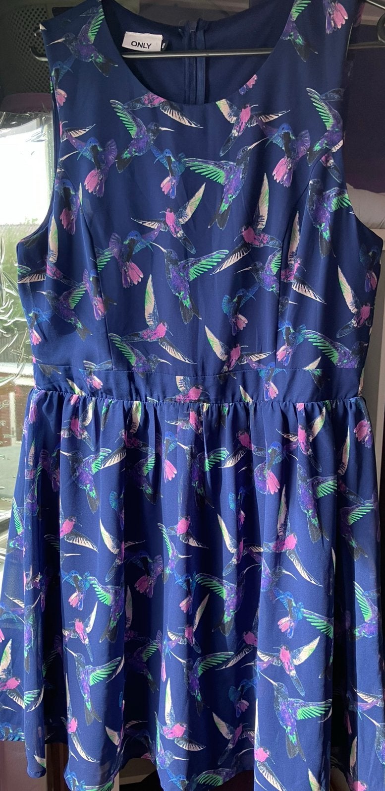 Jurk met kolibrie vogels, merk ONLY maat 42, Kleding | Dames, Ophalen of Verzenden, Zo goed als nieuw, Maat 42/44 (L), Boven de knie