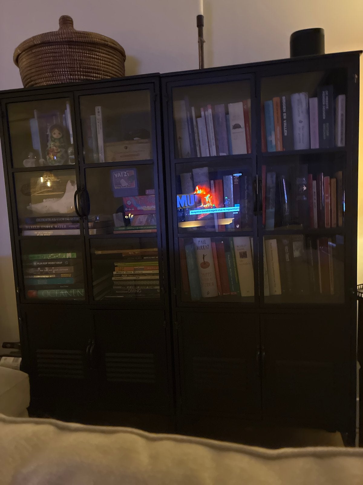 Zwarte vitrinekast met glazen deuren karwei, Gebruikt, 100 tot 150 cm, Ophalen of Verzenden, Metaal