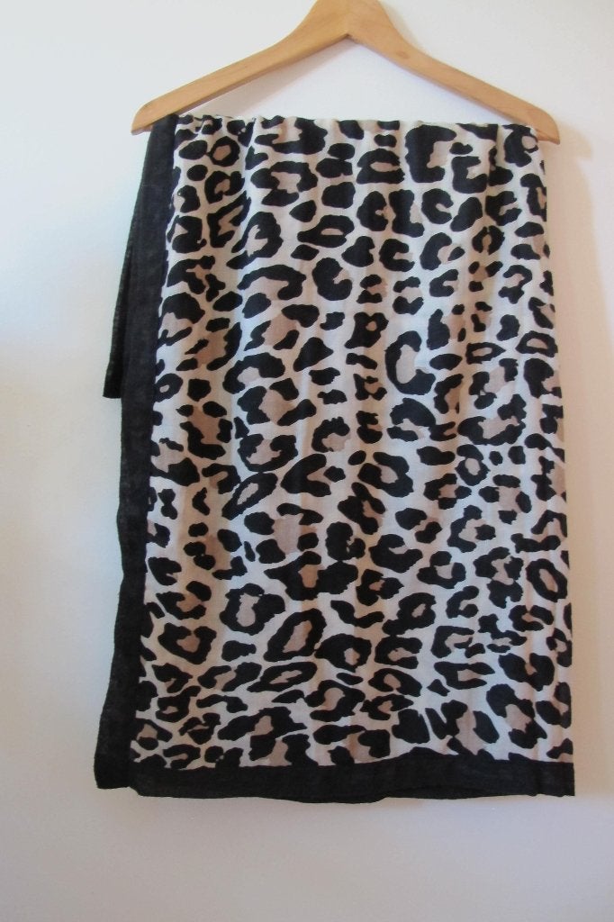 Leopard print scarf, Ophalen of Verzenden, Zo goed als nieuw, Maat 38/40 (M), Sjaal