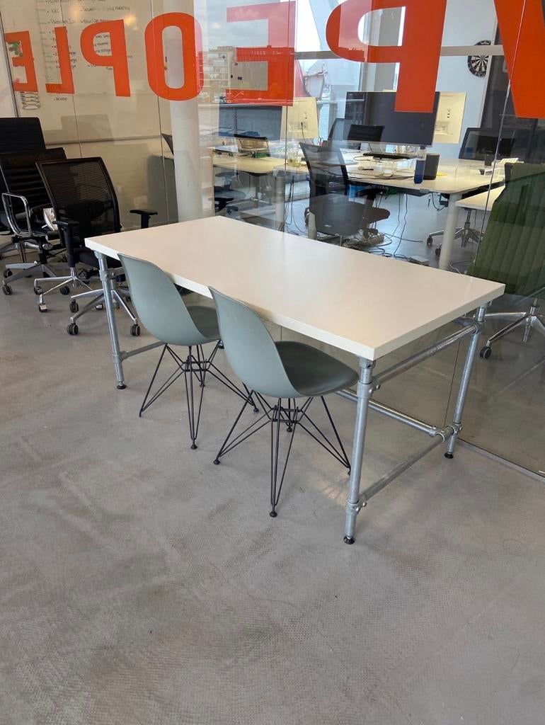 Wit bureau met stalen poten - Modern en functioneel, Ophalen, Gebruikt, Metaal, Computerbureau