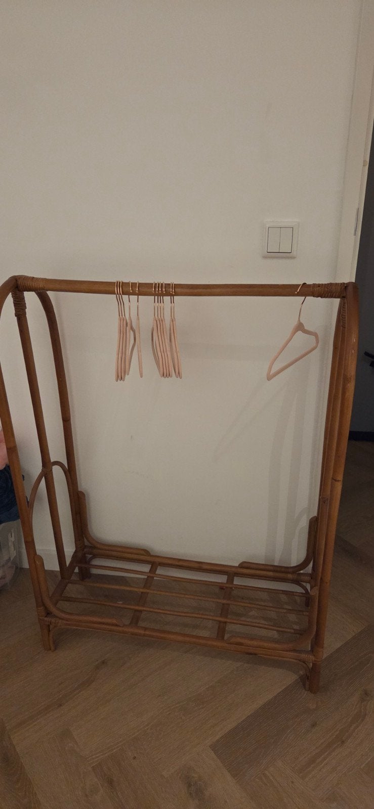 Zara Bamboe Kledingrek met Roze Velvet Hangers voor Kids, Ophalen, Gebruikt