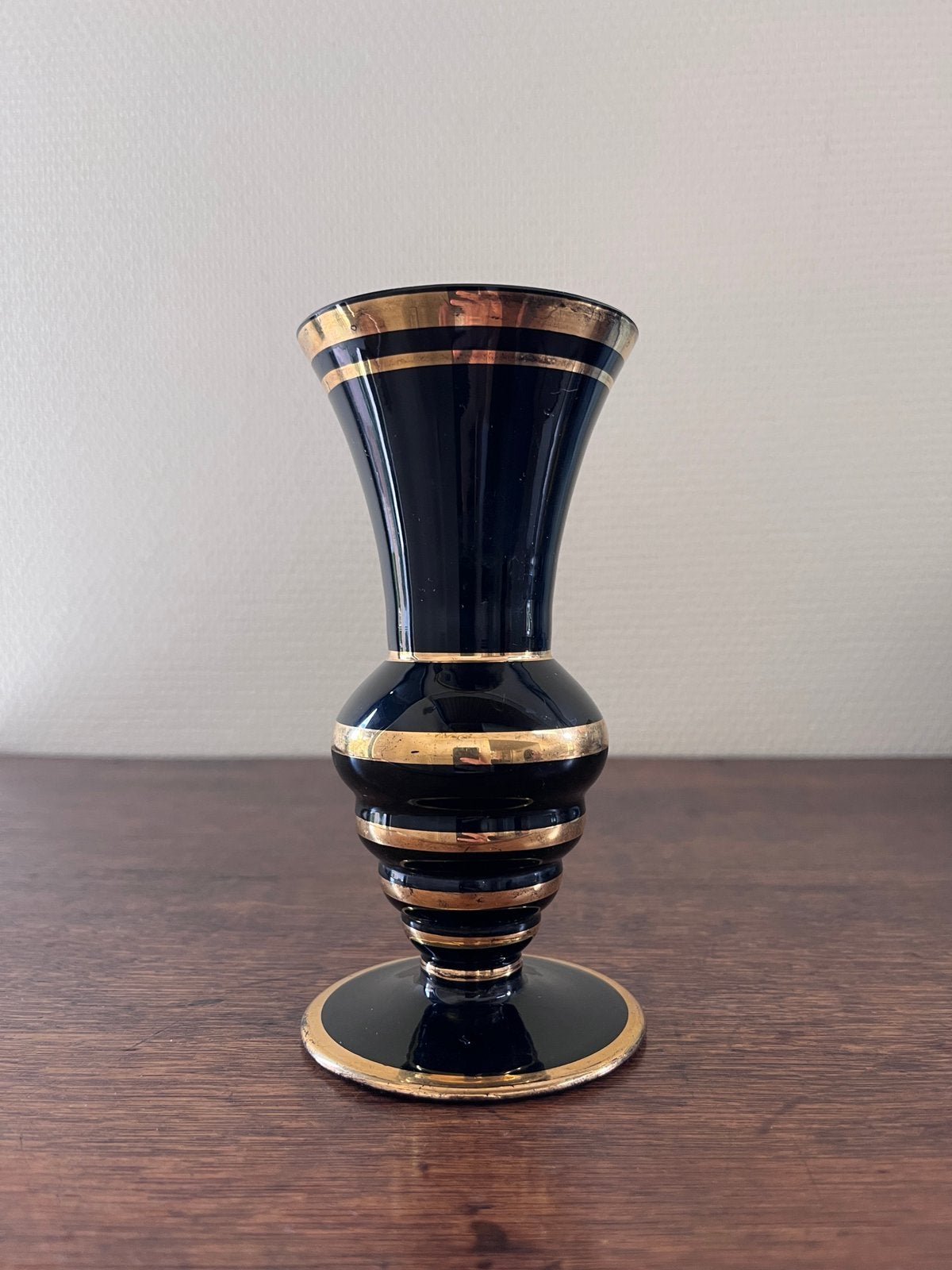 Art-deco vaas uit circa 1930 zwart hyaliet glas met goudverf, Ophalen of Verzenden