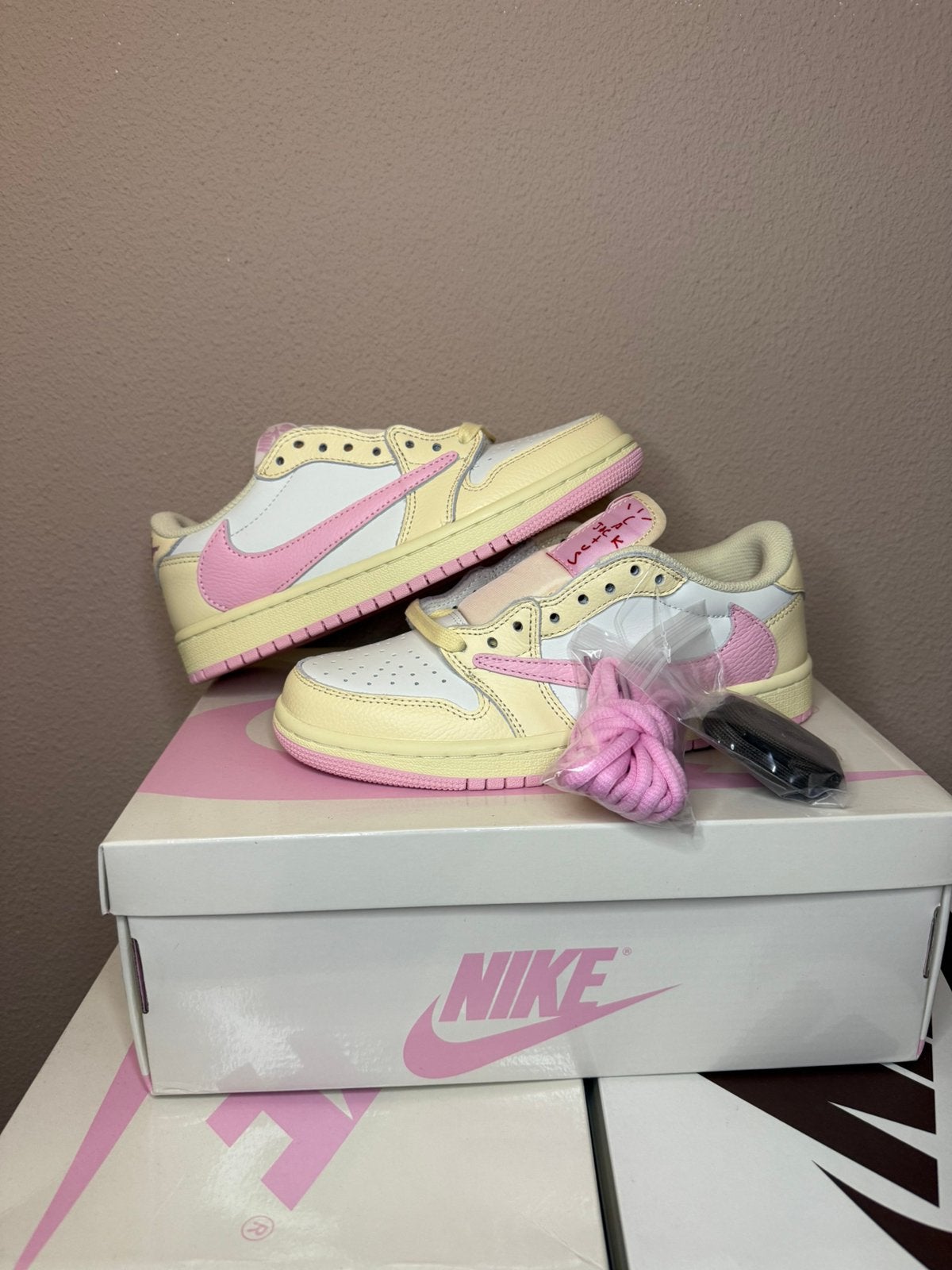 Nike Air Jordan Travis scott - 37,5/40, Beige, Nieuw, Ophalen of Verzenden, Sneakers of Gympen
