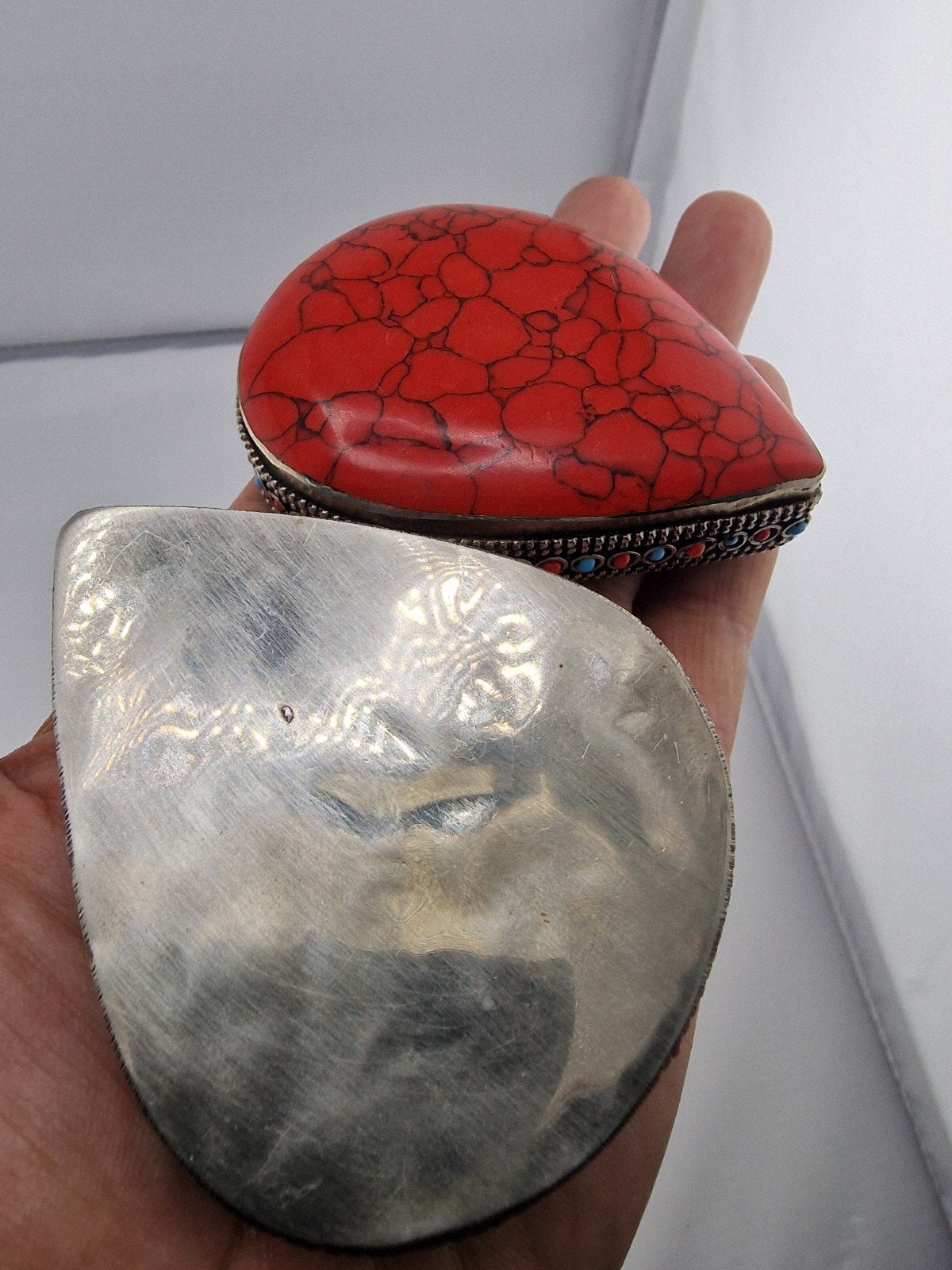 Handgemaakte Afghaanse pillendoos met messing cabochons, Ophalen of Verzenden