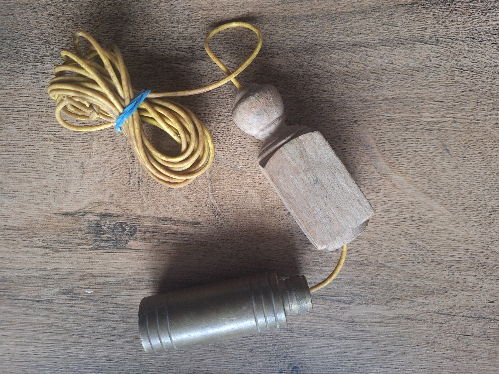 Antieke Schietlood  messing met Houten blokje op wand, Ophalen of Verzenden