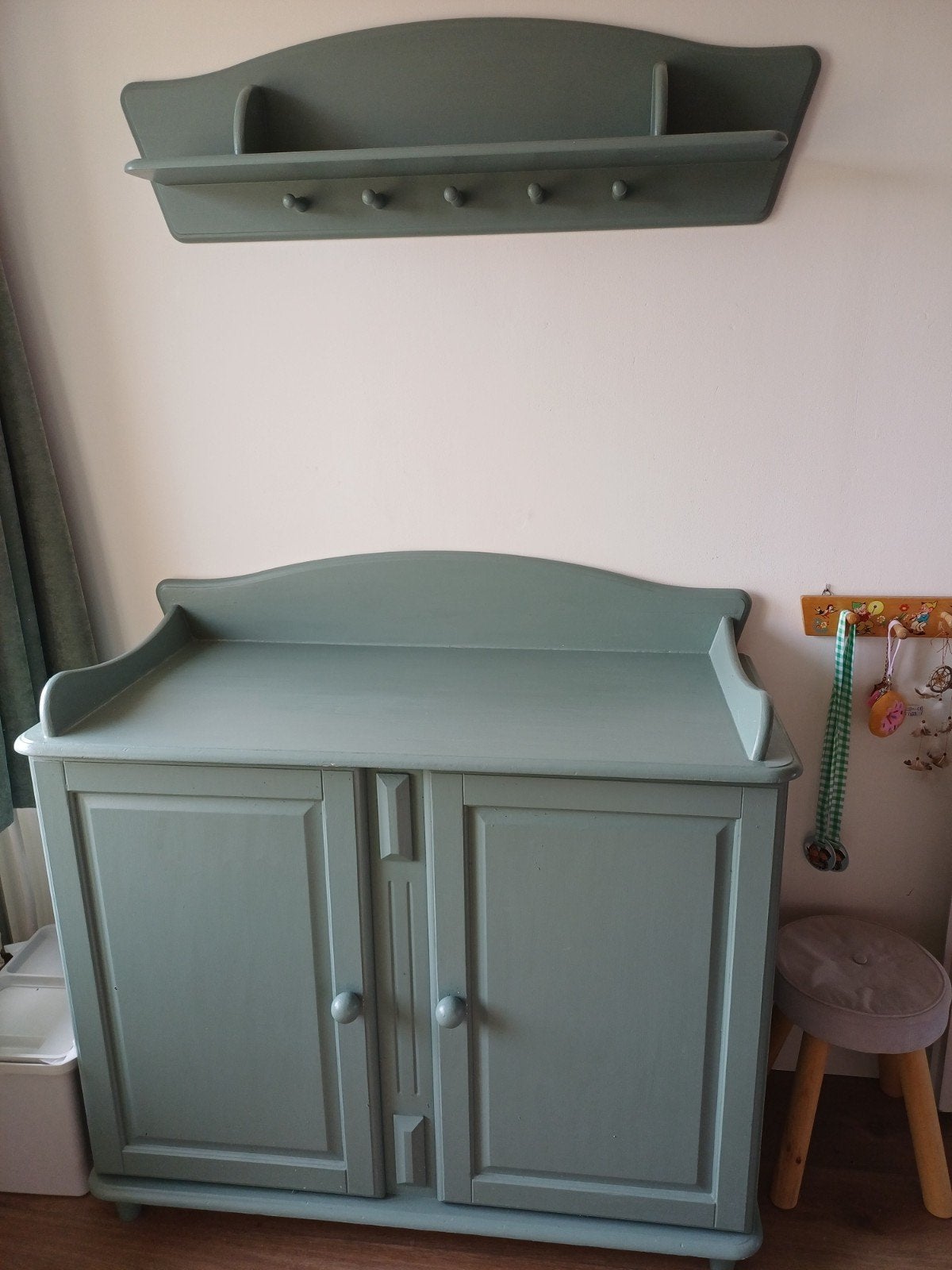 Houten commode met wandplankje / kapstok, Ophalen, Gebruikt, 50 tot 70 cm, 100 cm of meer