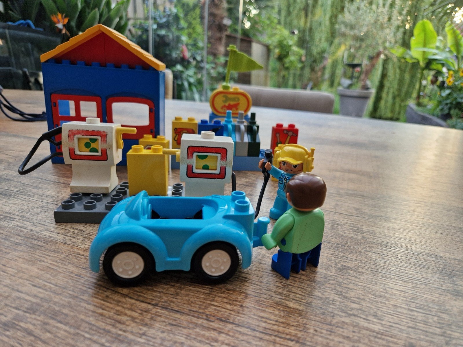 Leuke Duplo garage met benzinepompen, auto en poppetjes, Inclusief minifiguren, Gebruikt, Ophalen of Verzenden, Duplo