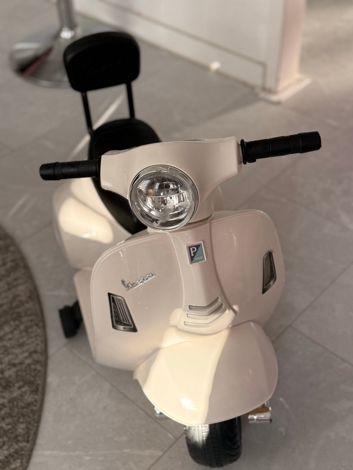 Kinder elektrische Vespa scooter met adapter, Ophalen, Zo goed als nieuw, Overige typen