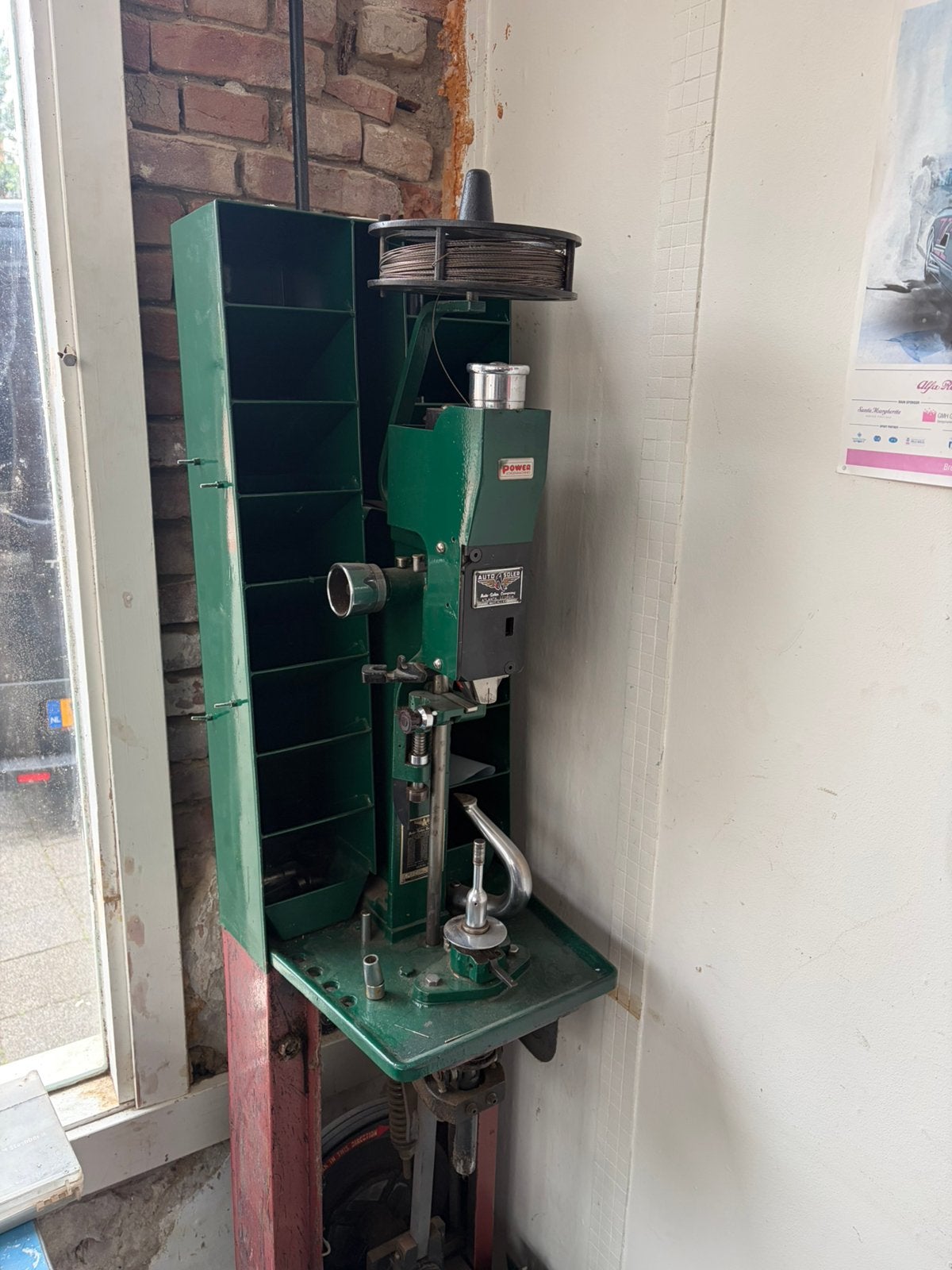 Schoenmaker nagel machine, Ophalen