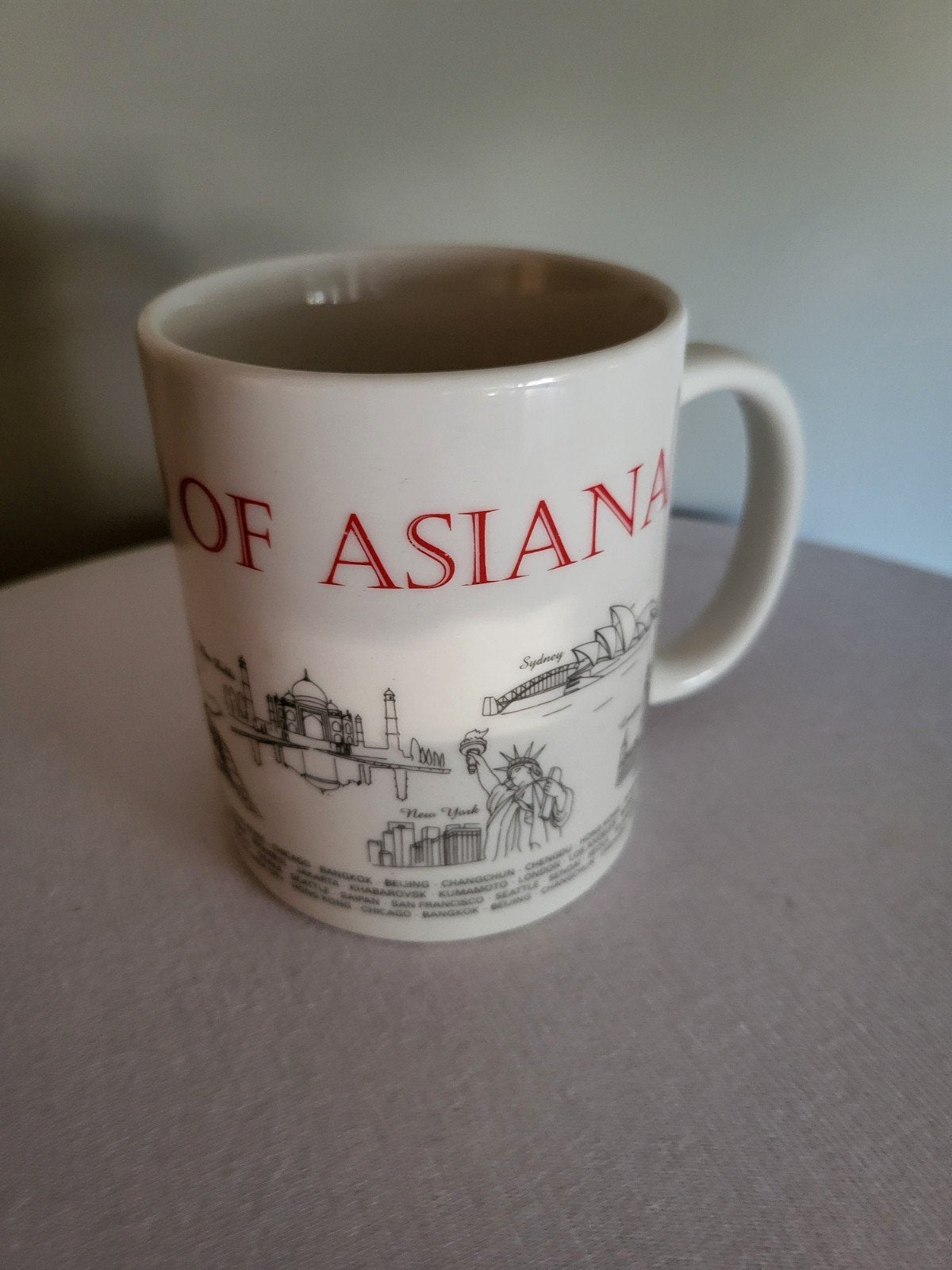 Asiana Airlines mok met wereldsteden design, Ophalen of Verzenden, Steen/keramiek, Wit, Overige merken