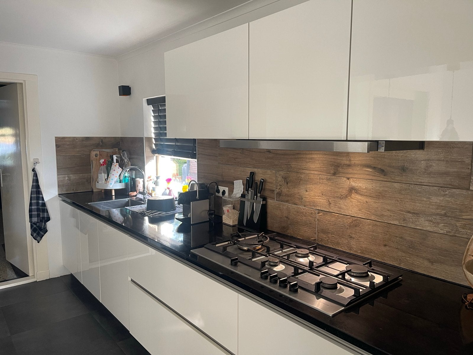 Moderne keuken uit 2018 met Siemens apparatuur, Ophalen, Wit, Graniet of Steen, Enkelwandige keuken