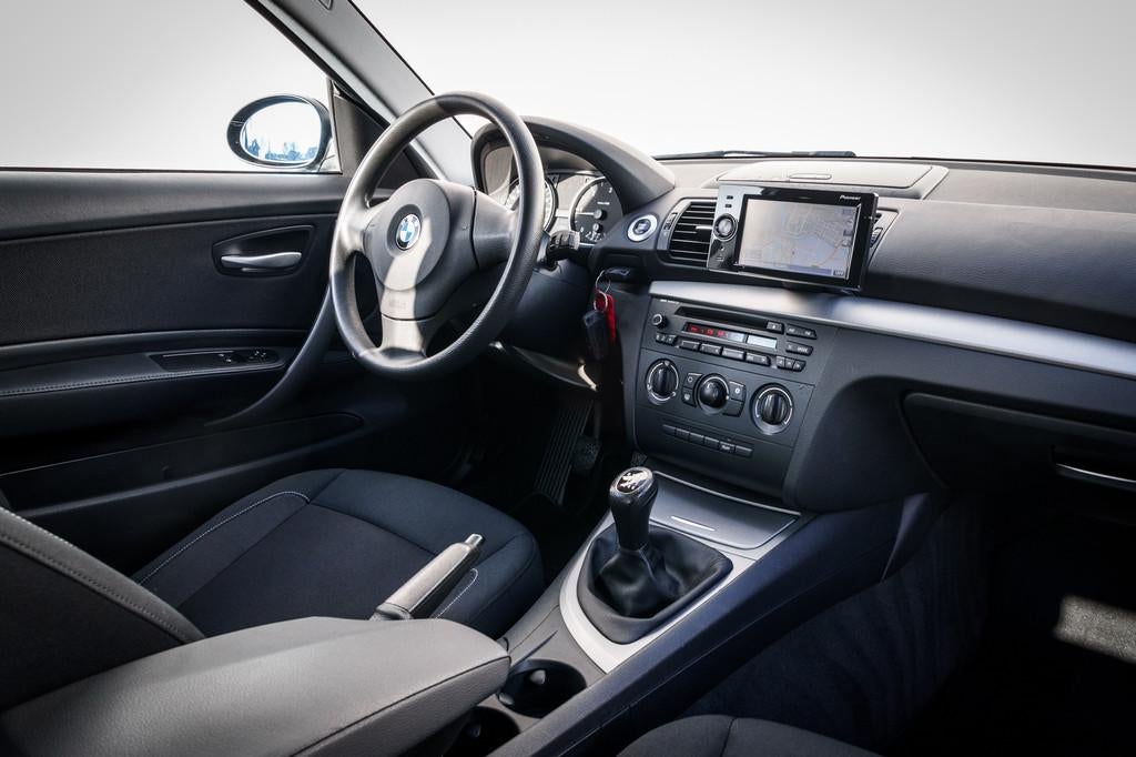 BMW 1-serie 118d Business Line | Trekhaak | Airco | Navi | O, Auto's, BMW, 1-Serie, Euro 5, Zwart, 4 stoelen