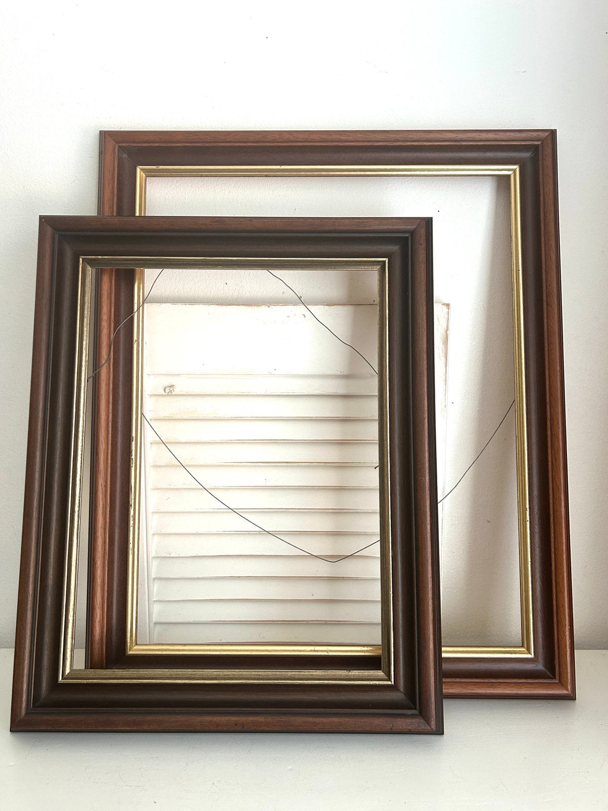 Twee klassiek houten schilderslijsten met gouden bies, Ophalen, Hout, Schilderijlijst