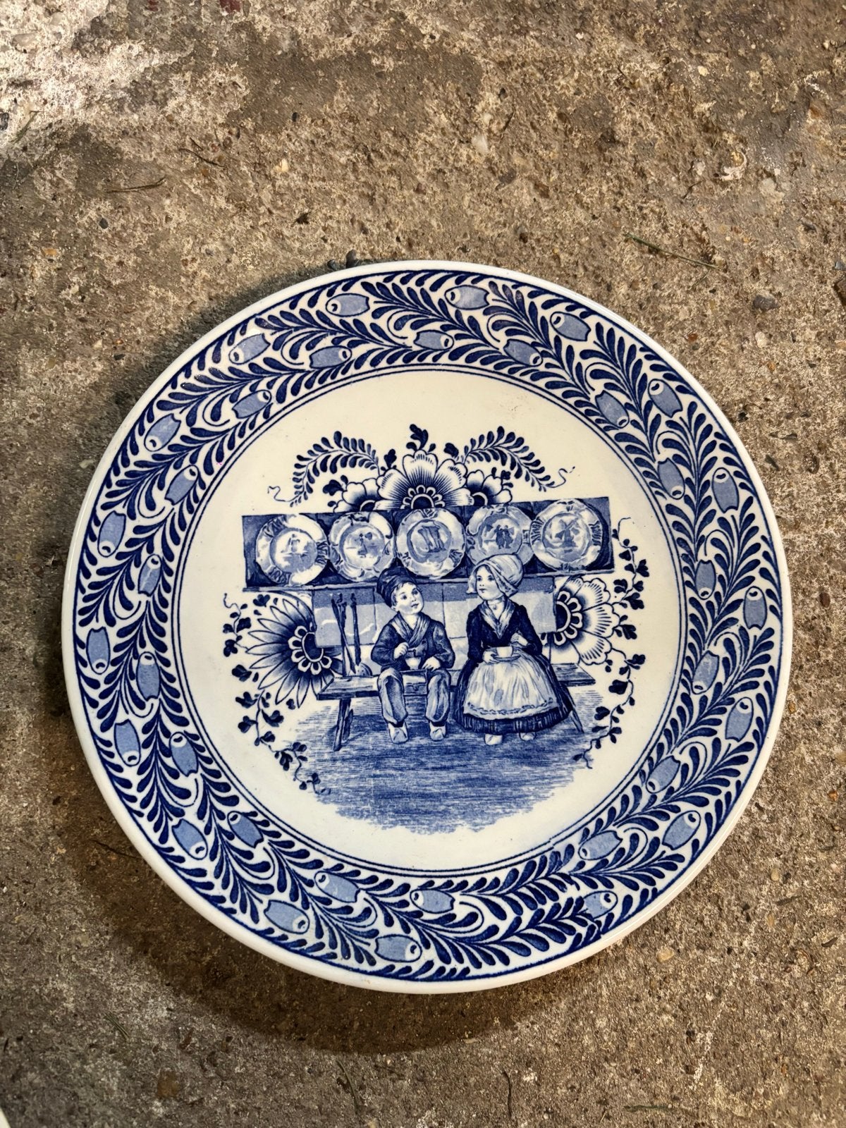 Delfts blauw bord met jongen en meisje, Ophalen