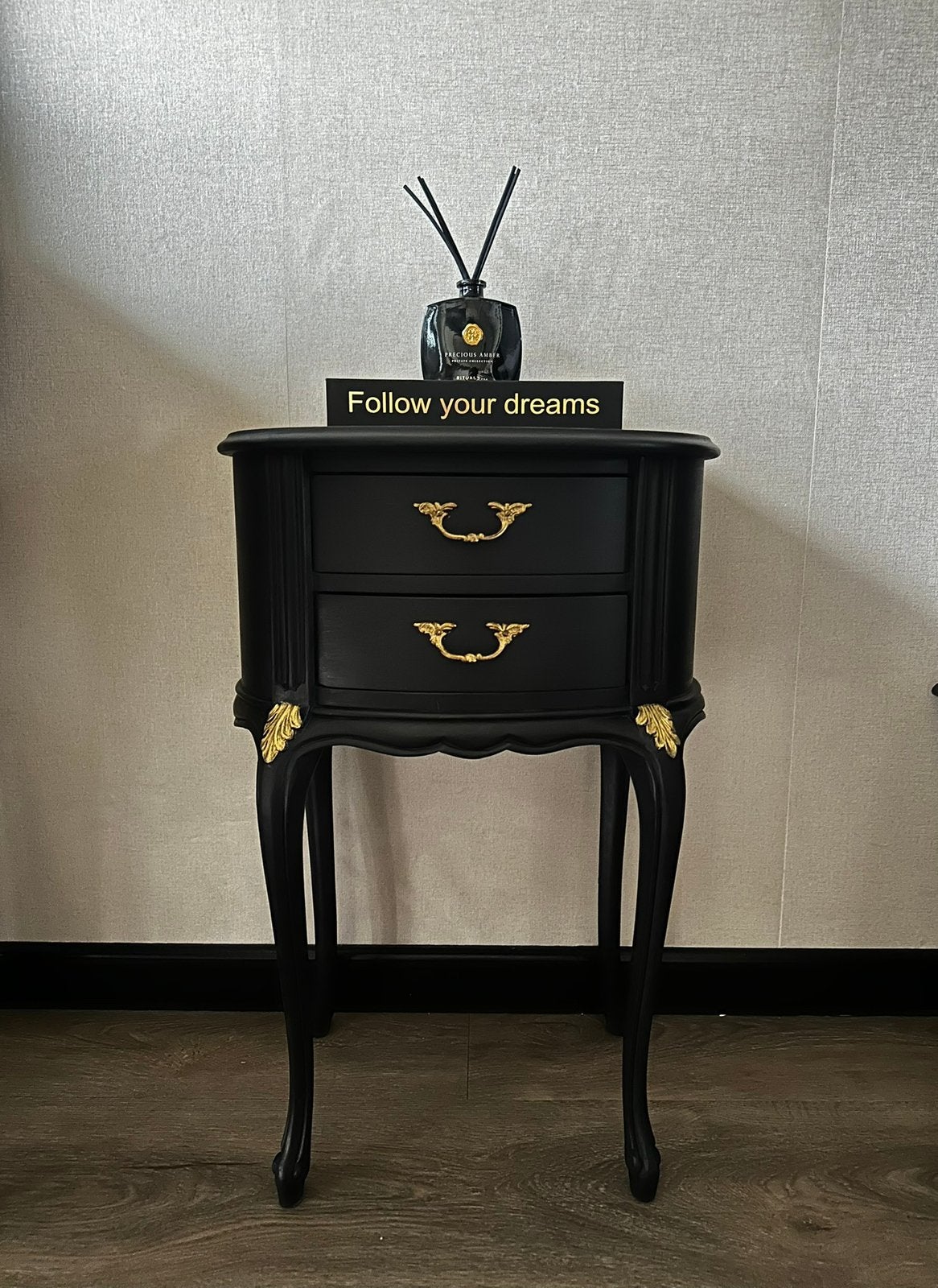 Antiek gerestylde sidetable mat zwart goud queen anne lades, Ophalen, 50 tot 100 cm, Zo goed als nieuw, 25 tot 50 cm