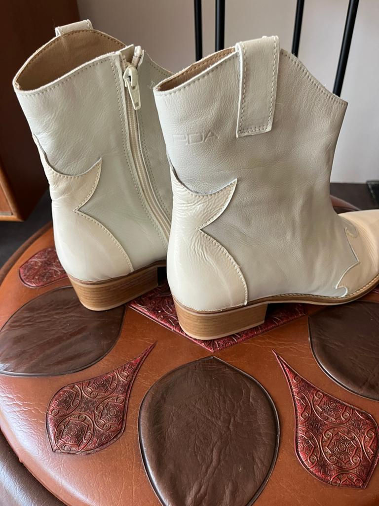 Leren laarsje nieuw gebroken wit/beige mt 40 merk RDA, Kleding | Dames, Schoenen, Ophalen of Verzenden, Zo goed als nieuw, Beige