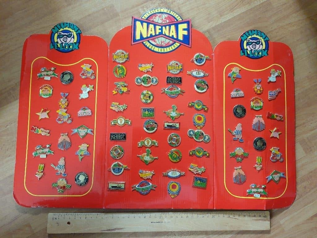 NafNaf Speldjes Collectie op Kartonnen Board (ca. 72 pins), Verzamelen, Ophalen of Verzenden, Zo goed als nieuw, Merk, Speldje of Pin