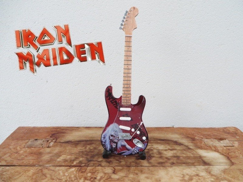 Gitaar Fender Stratocaster 'THE TROOPER' van Iron Maiden, Verzamelen, Ophalen of Verzenden, Nieuw, Pop, Beeldje of Miniatuur