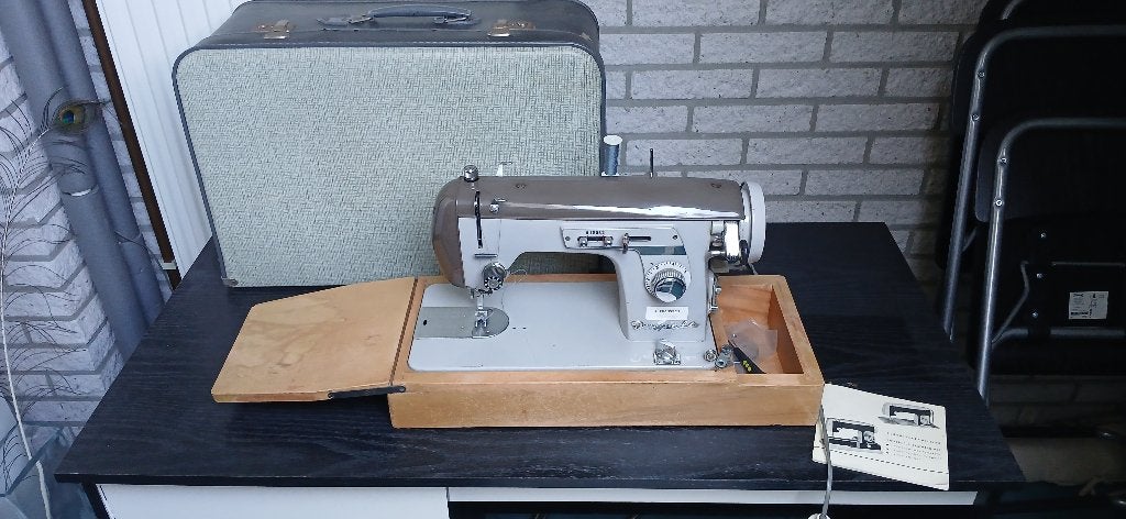 Impala naaimachine met koffer, Hobby en Vrije tijd, Naaimachines en Toebehoren, Ophalen, Gebruikt, Naaimachine, Overige merken