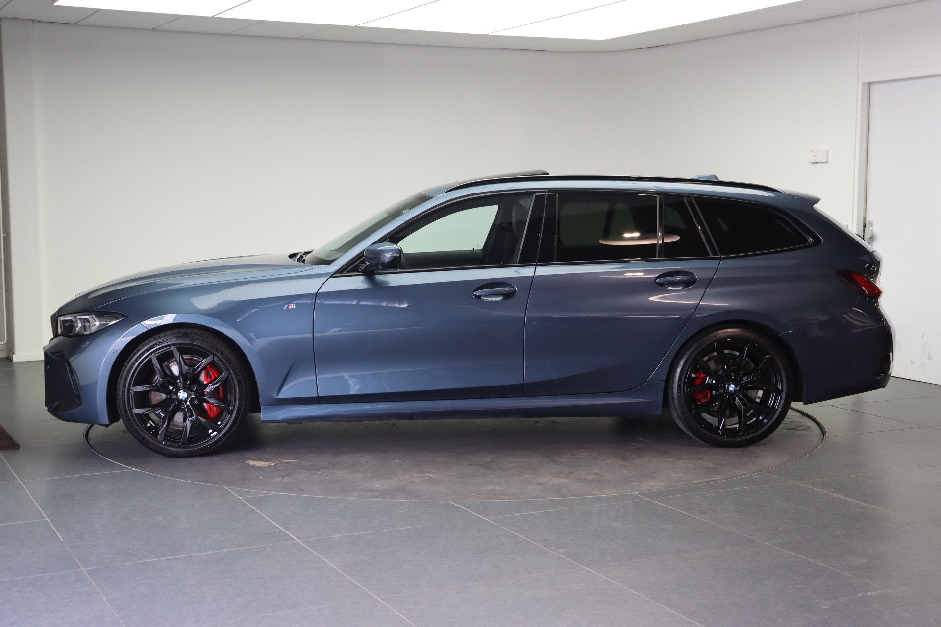 BMW 3 Serie Touring 320i M Sport Automaat / Panoramadak / Tr, Gebruikt, 4 cilinders, Met garantie (alle), Blauw