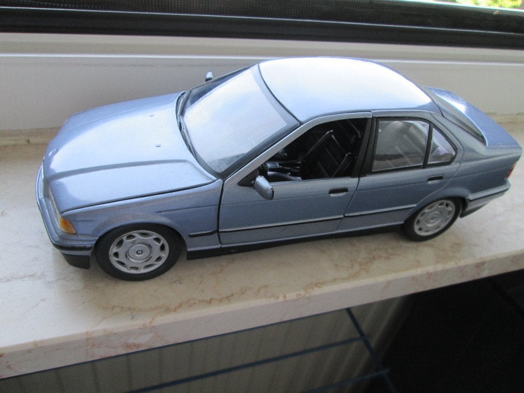 UT Models BMW 3er Limousine in hellblau metallic 1:18, Hobby en Vrije tijd, Modelauto's | 1:18, Ophalen of Verzenden, Gebruikt