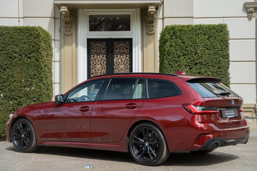 BMW 3-serie Touring 320i High Executive TREKHAAK | PANO | KU, Auto's, BMW, Automaat, Achterwielaandrijving, Gebruikt, Euro 6