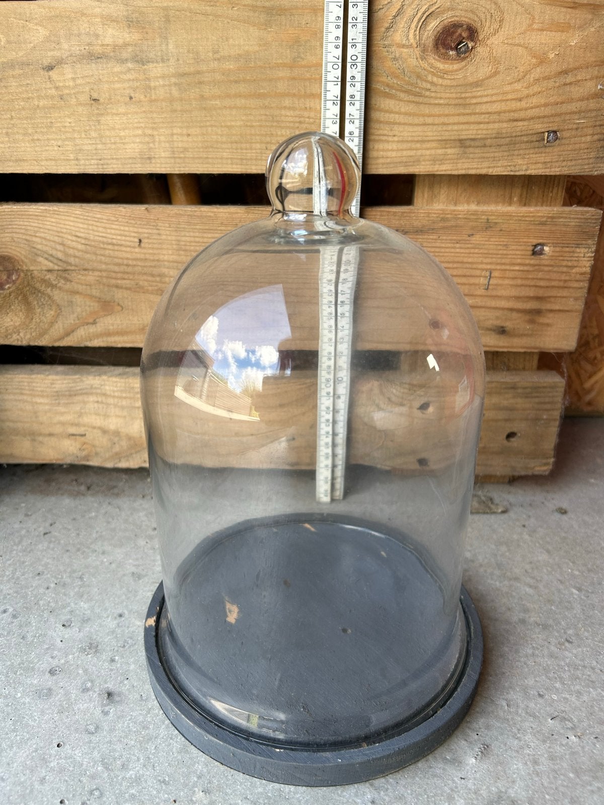 Glazen stolp met houten voet, Ophalen