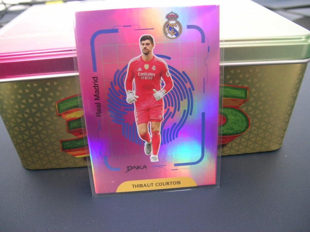 45/99 Thibaut Courtois Real Madrid 2025-26 DAKA, Ophalen of Verzenden, Zo goed als nieuw, Buitenlandse clubs, Spelerskaart