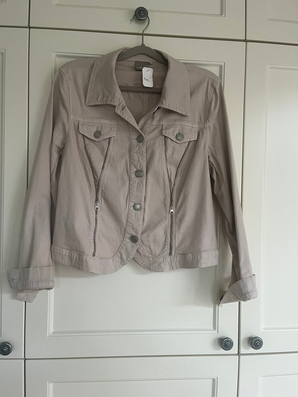 Jasje beige  Dreamstar Maat 44 met prijskaartje, Dreamstar, Beige, Maat 42/44 (L), Nieuw