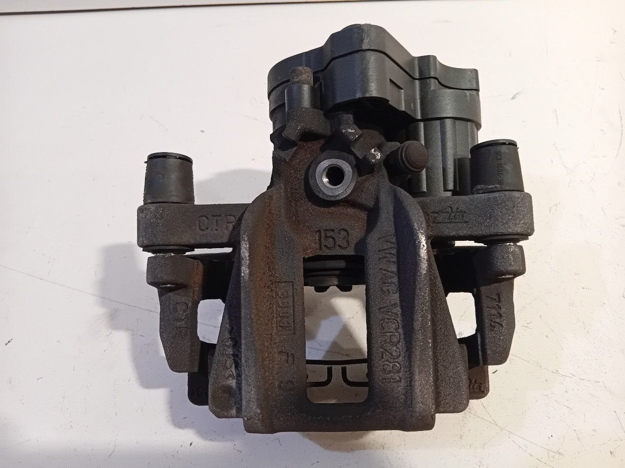 Remklauw links achter Volkswagen Golf, Onderdelen@venauto.nl, Van der Ven Autorecycling B.V., Gebruikt, Ettenseweg 76, 4706 PB Roosendaal, The Netherlands