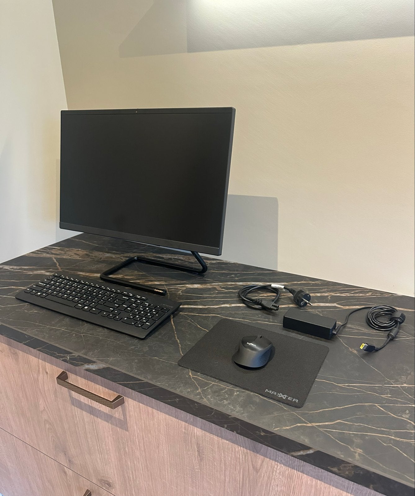 Lenovo PC met toetsenbord en muis, Ophalen of Verzenden, Zo goed als nieuw, Met monitor, Onbekend