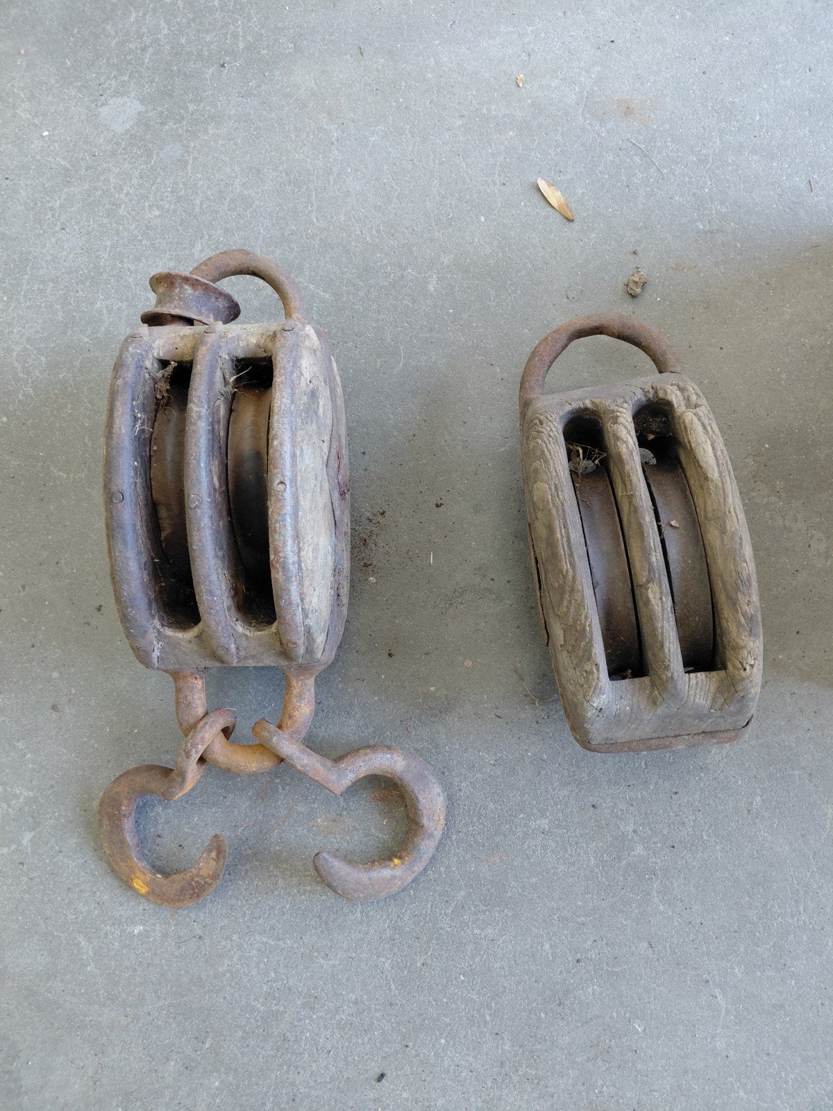 Antieke houten katrollen met touw in kist, Ophalen