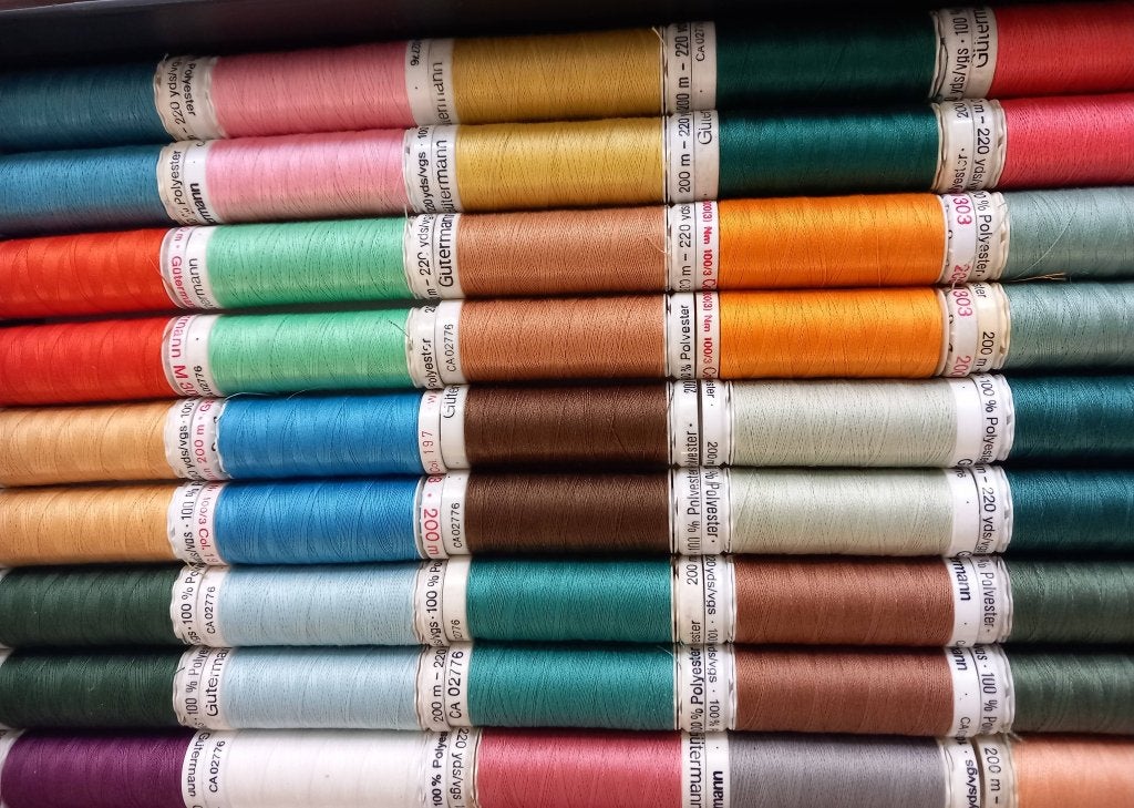 pakket 50 nieuwe klossen naaigaren merk gutermann, Ophalen of Verzenden, Nieuw, Garen of Naald(en)