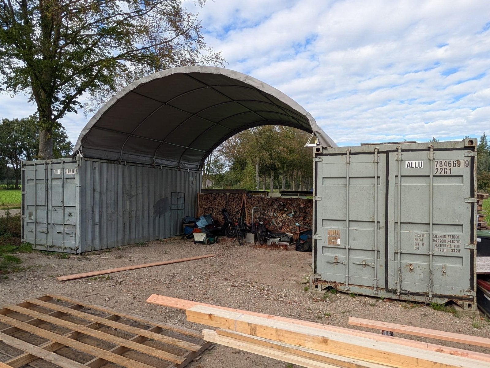 2 x 20ft container + overkapping + metaallak zwart, Stalling