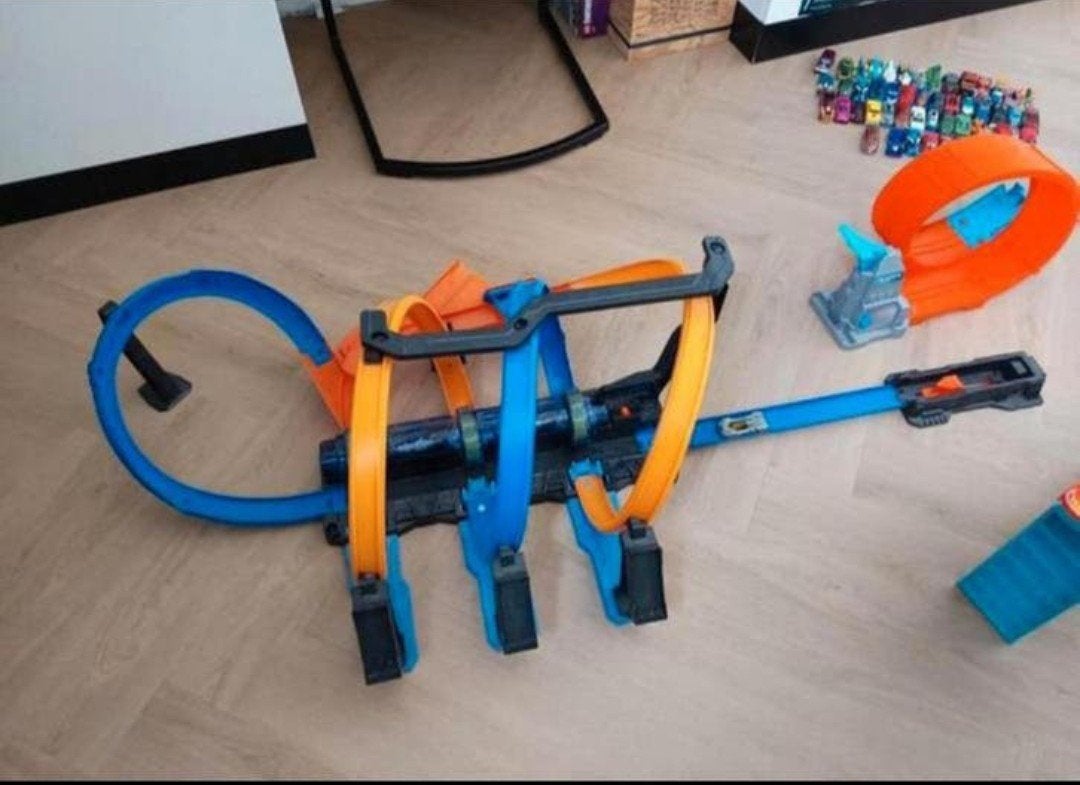 Hot Wheels corkscrew crash baan, 44 Hot Wheels auto's & meer, Ophalen, Zo goed als nieuw, Handmatig, Hot Wheels