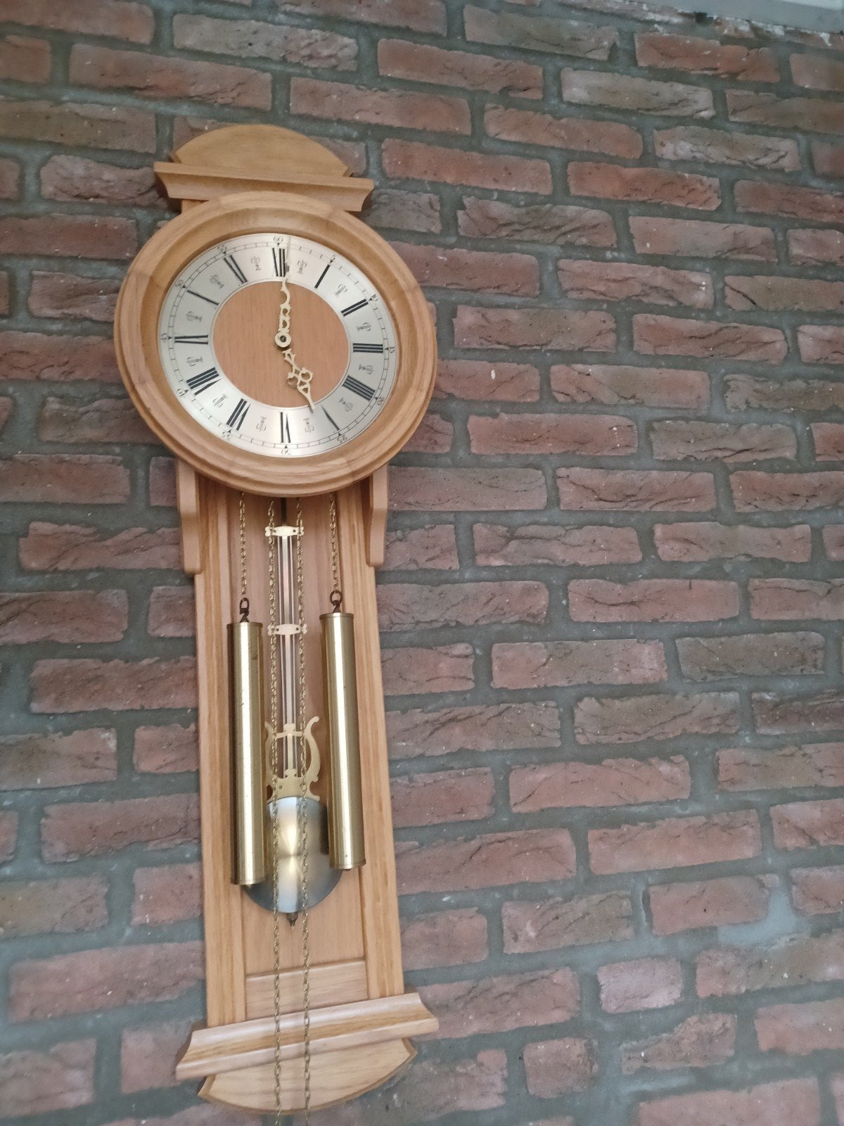 Klassieke houten wandklok met slinger en gewichten, Ophalen