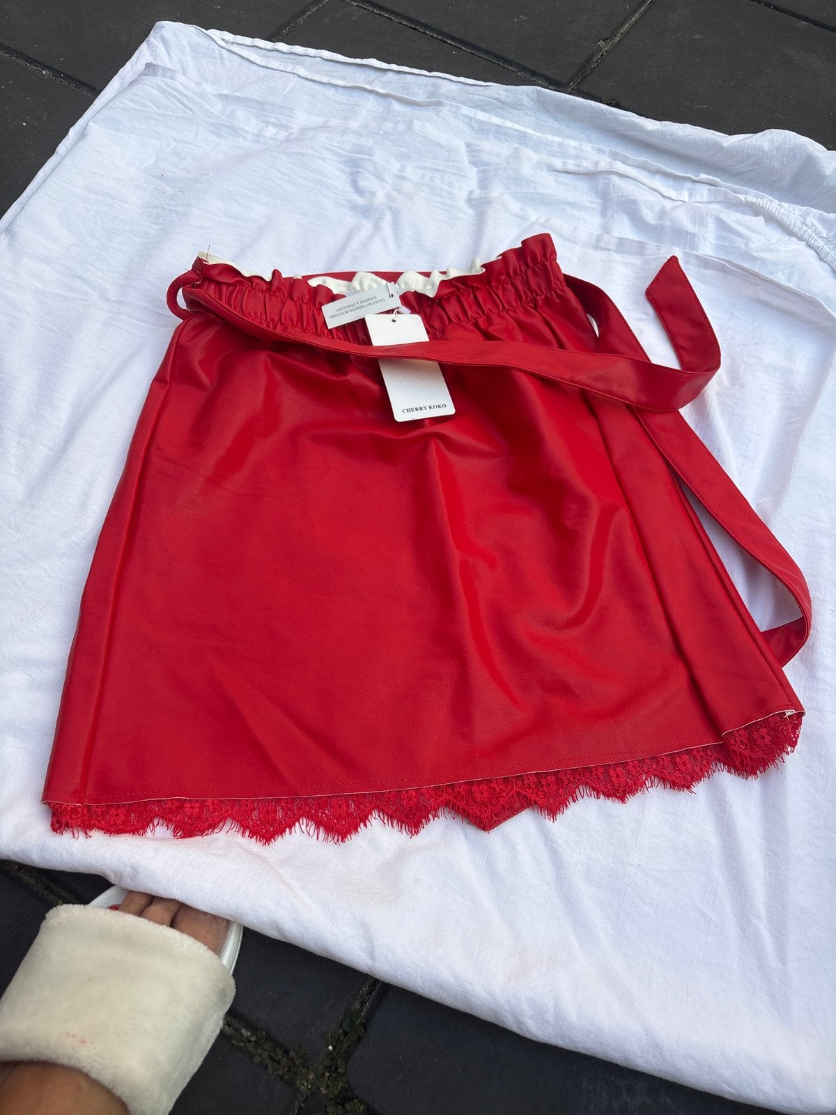 Nieuwe rode rok van Cherry Koko met kanten rand, Maat 38/40 (M), Nieuw, Ophalen of Verzenden, Boven de knie