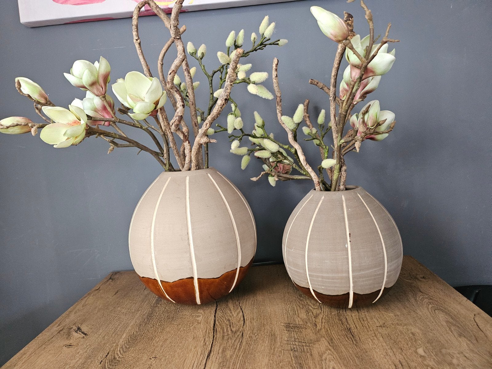 2 prachtige aardewerk vazen met kunst magnolia takken, Ophalen