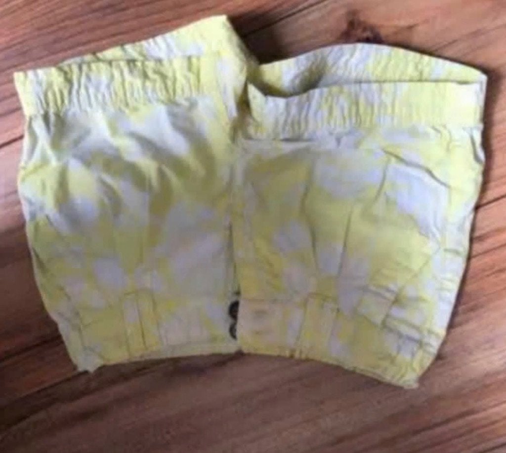 korte broek geel/wit in maat 122, Kinderen en Baby's, Kinderkleding | Maat 122, Ophalen, Gebruikt, Meisje, Broek