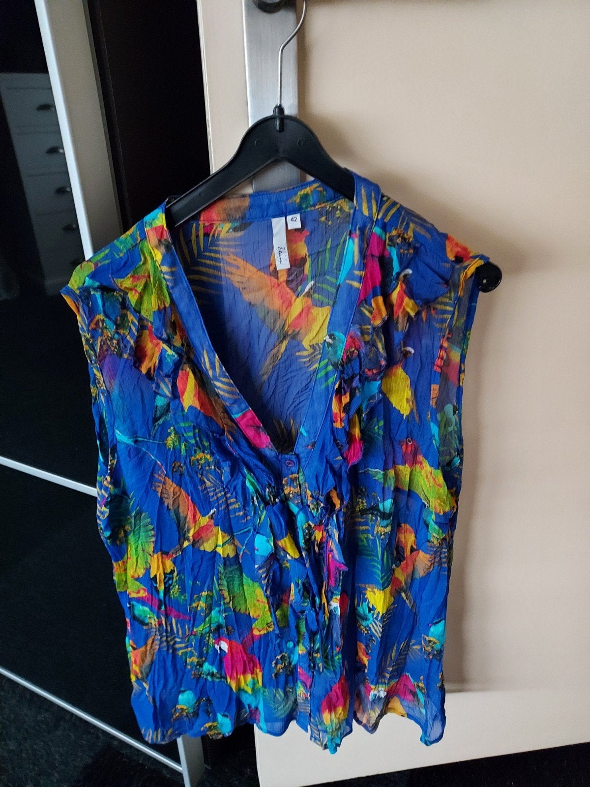 Dun  mouwloze zomer blouse met papegaaienprint, Kleding | Dames, Tops, Overige kleuren, Maat 42/44 (L), Ophalen of Verzenden, Zo goed als nieuw