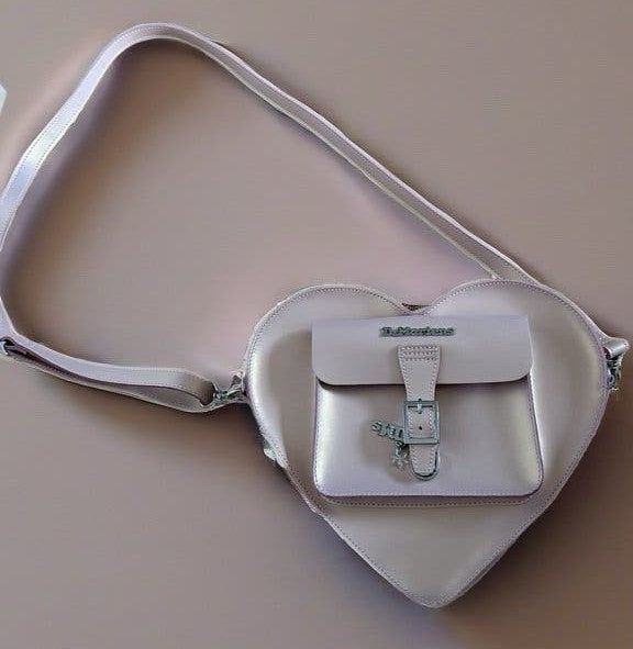 Dr. Martens Hartvormige Tas - Schouder/Crossbody & Rugtas, Ophalen of Verzenden, Zo goed als nieuw, Roze, Schoudertasje