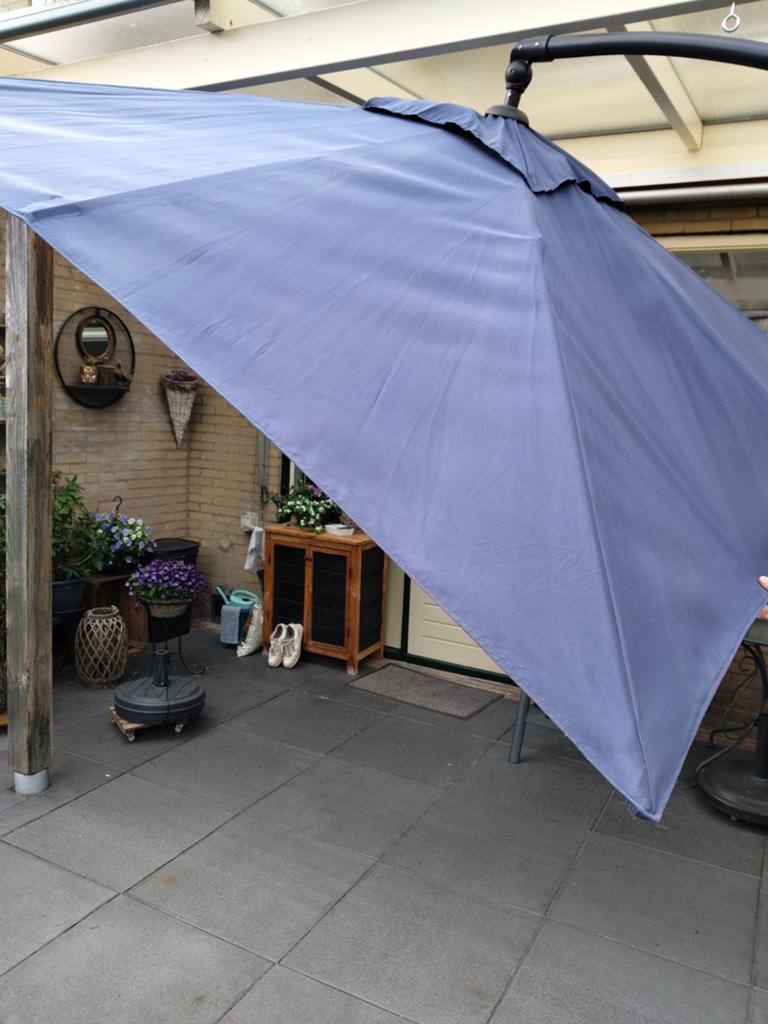 Te koop, mooie complete parasol, Ophalen of Verzenden, Minder dan 1 meter, Zweefparasol
