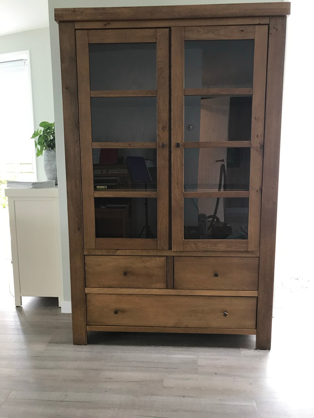 Vitrinekast met lades en glazen deuren, Ophalen, Gebruikt, 100 tot 150 cm, Met lade(s)