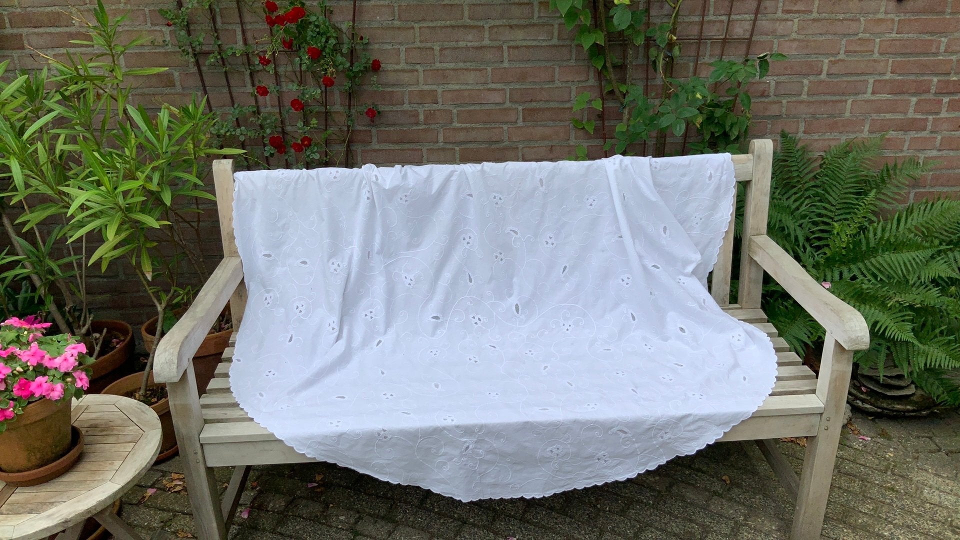 Brocante rond wit tafelkleed opengewerkt+borduur/schulprand, Ophalen of Verzenden