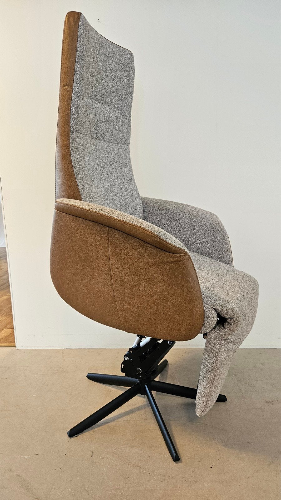 showroom opruiming!! De Toekomst twice 230n sta op fauteuil, Nieuw, 75 tot 100 cm, Ophalen of Verzenden, Leer