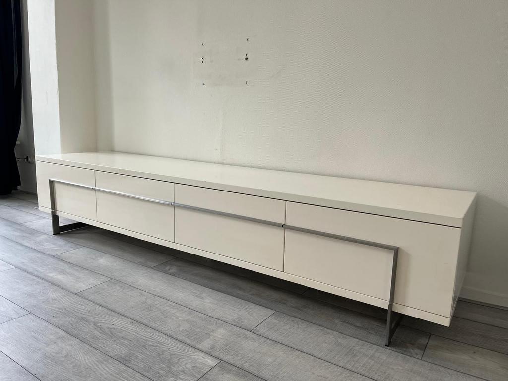 Tv meubel design wit met metalen onderstelsel|Bert Plantagie, Huis en Inrichting, Ophalen, Design, Zo goed als nieuw, 200 cm of meer